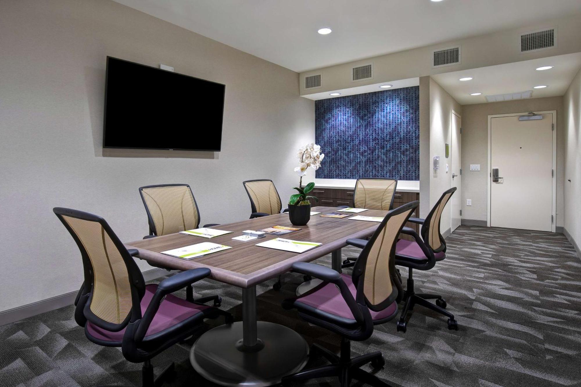 Hotel Home2 By Hilton Dallas
